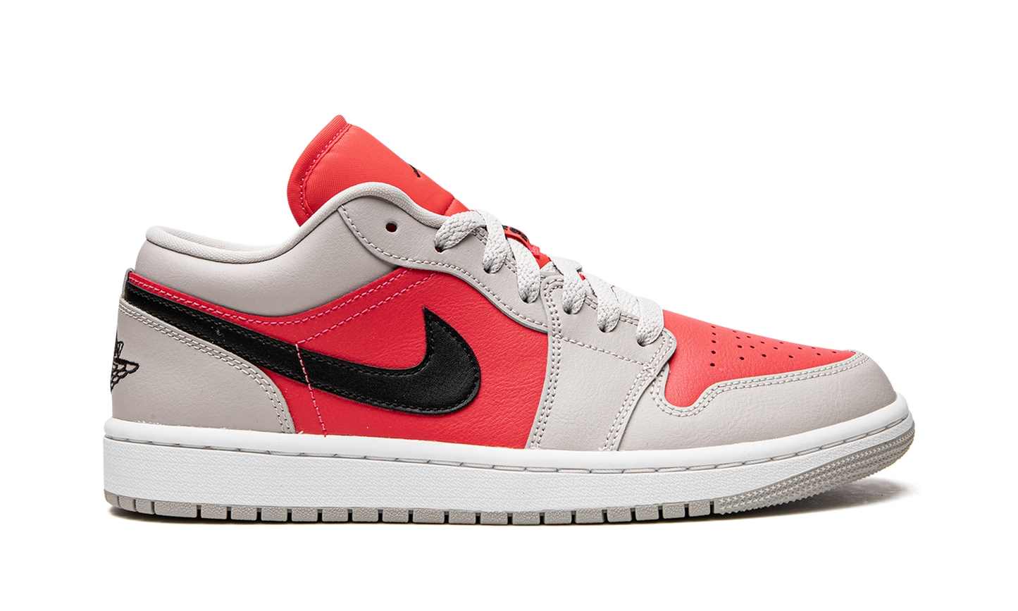 AIR JORDAN 1 LO WMNS Light Iron Ore / Siren Red