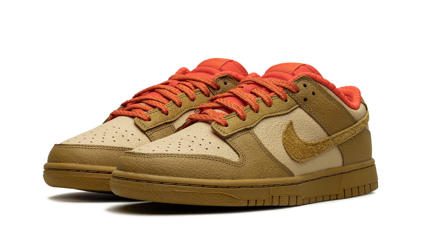 DUNK LOW WMNS Bronzine Picante Red