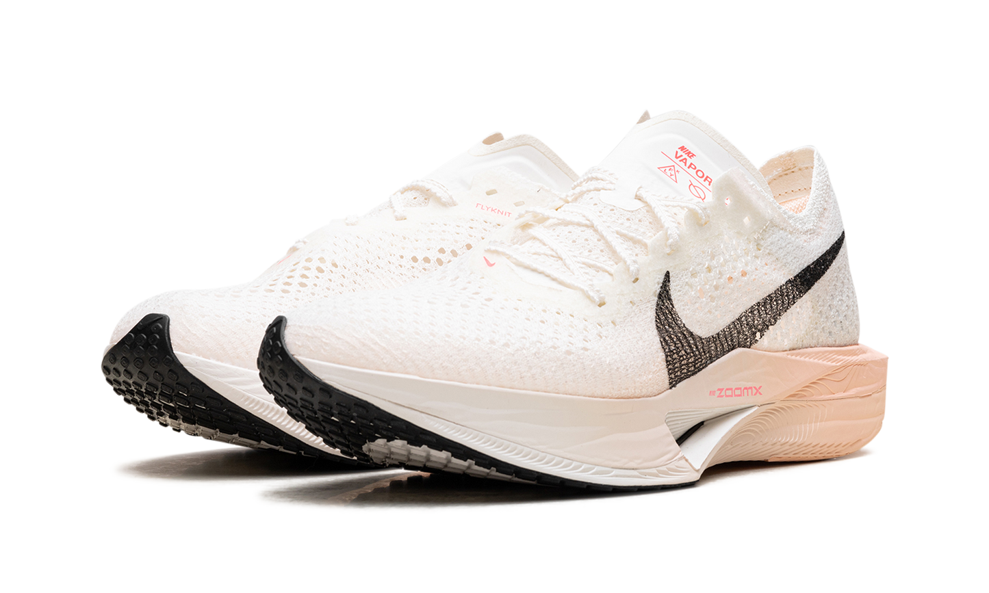 ZoomX Invincible Run 3 WMNS Sail Guava Ice