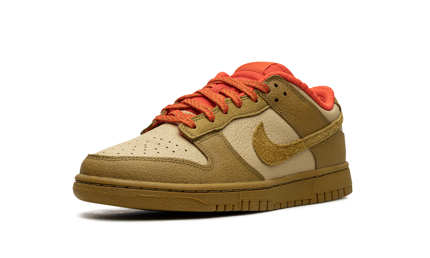 DUNK LOW WMNS Bronzine Picante Red