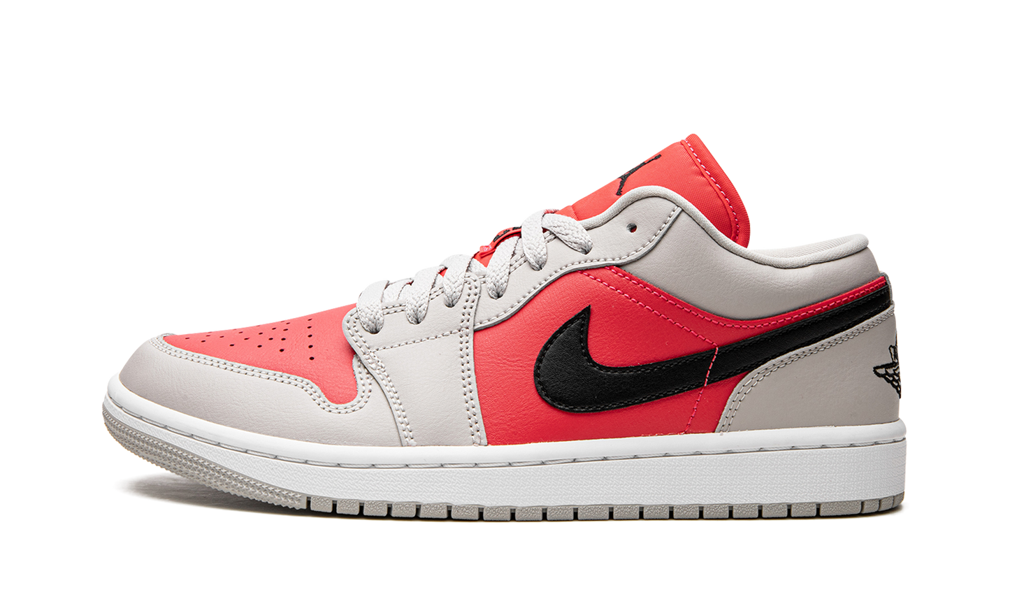 AIR JORDAN 1 LO WMNS Light Iron Ore / Siren Red