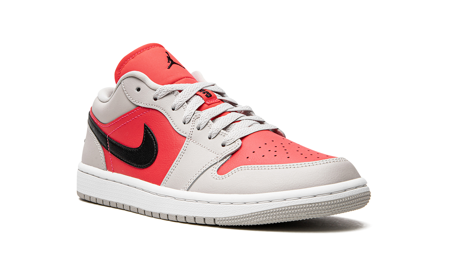 AIR JORDAN 1 LO WMNS Light Iron Ore / Siren Red