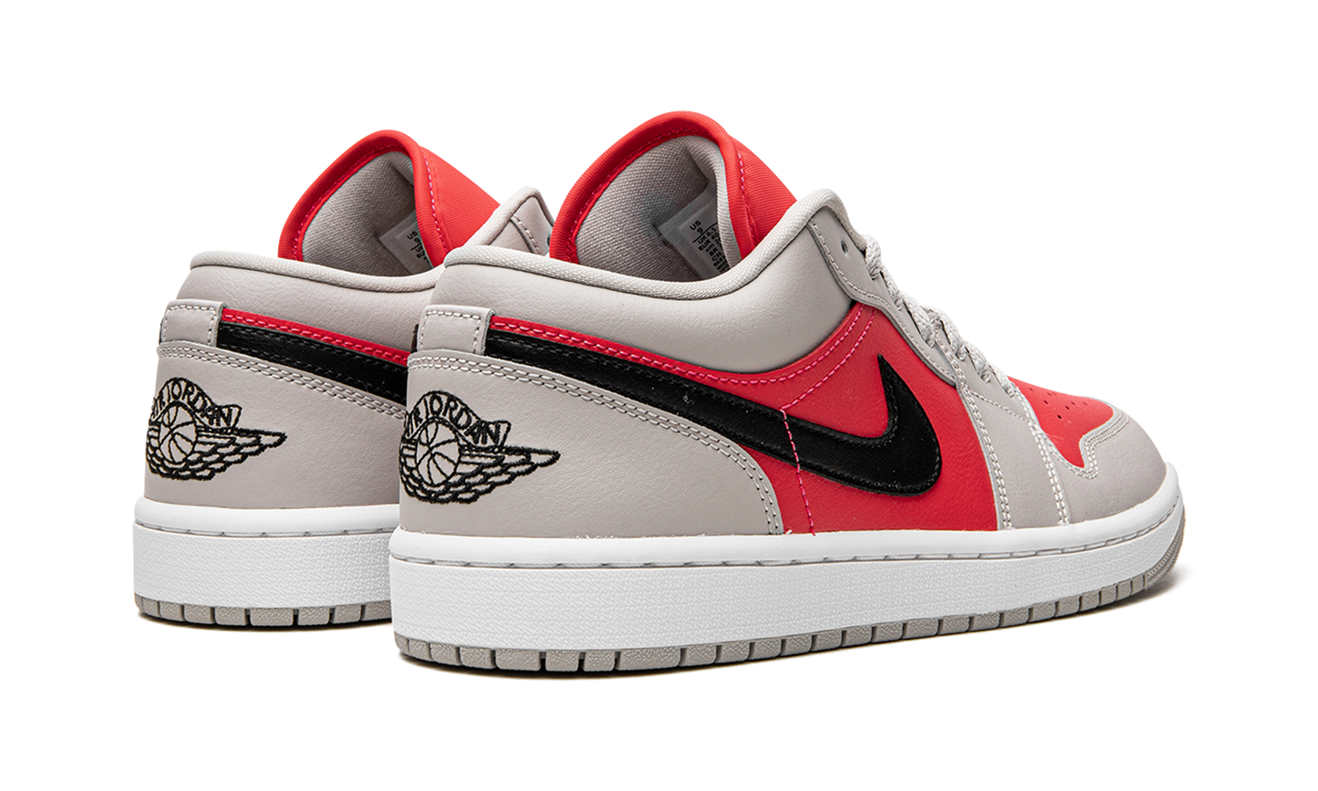 AIR JORDAN 1 LO WMNS Light Iron Ore / Siren Red