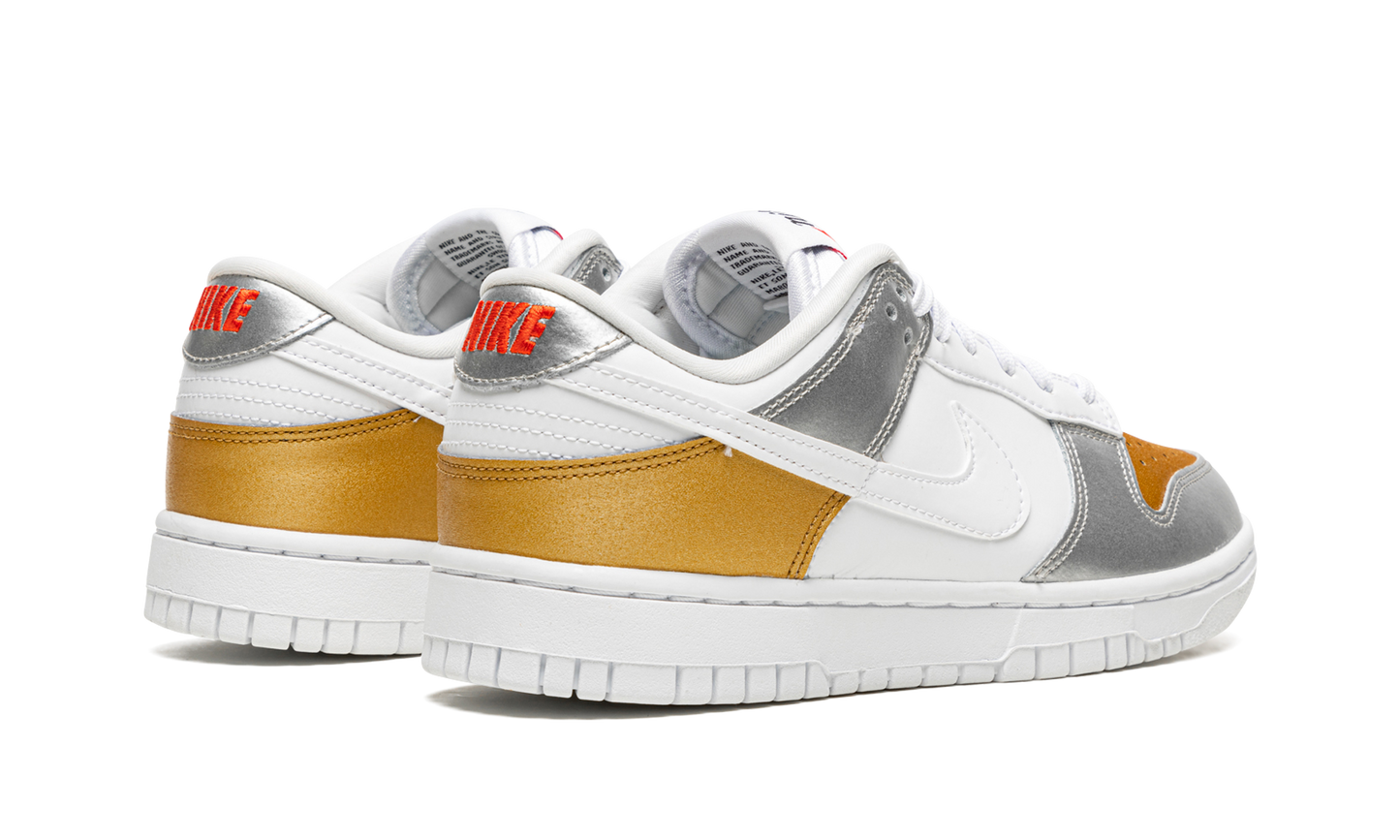 DUNK LOW WMNS Gold White Silver