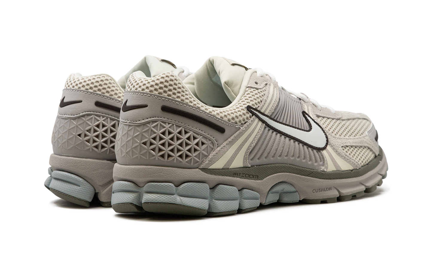 Air Zoom Vomero 5  Light Orewood Brown