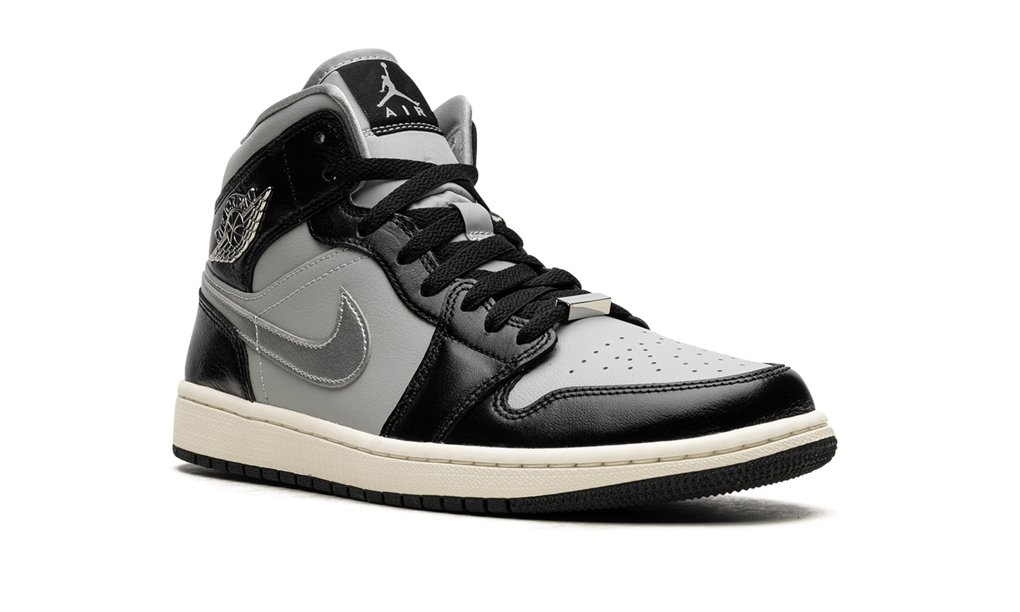 AIR JORDAN 1 MID SE WMNS  Black Chrome