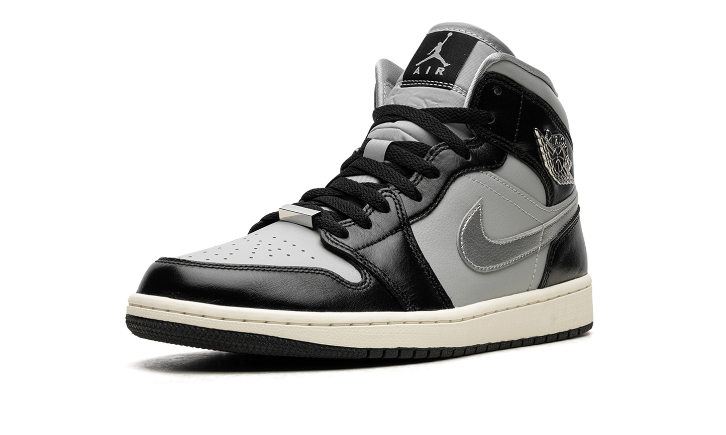AIR JORDAN 1 MID SE WMNS  Black Chrome