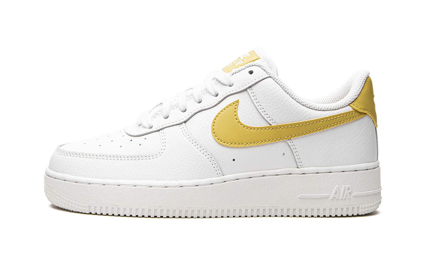 AIR FORCE 1 LO MNS WMNS  White / Saturn Gold