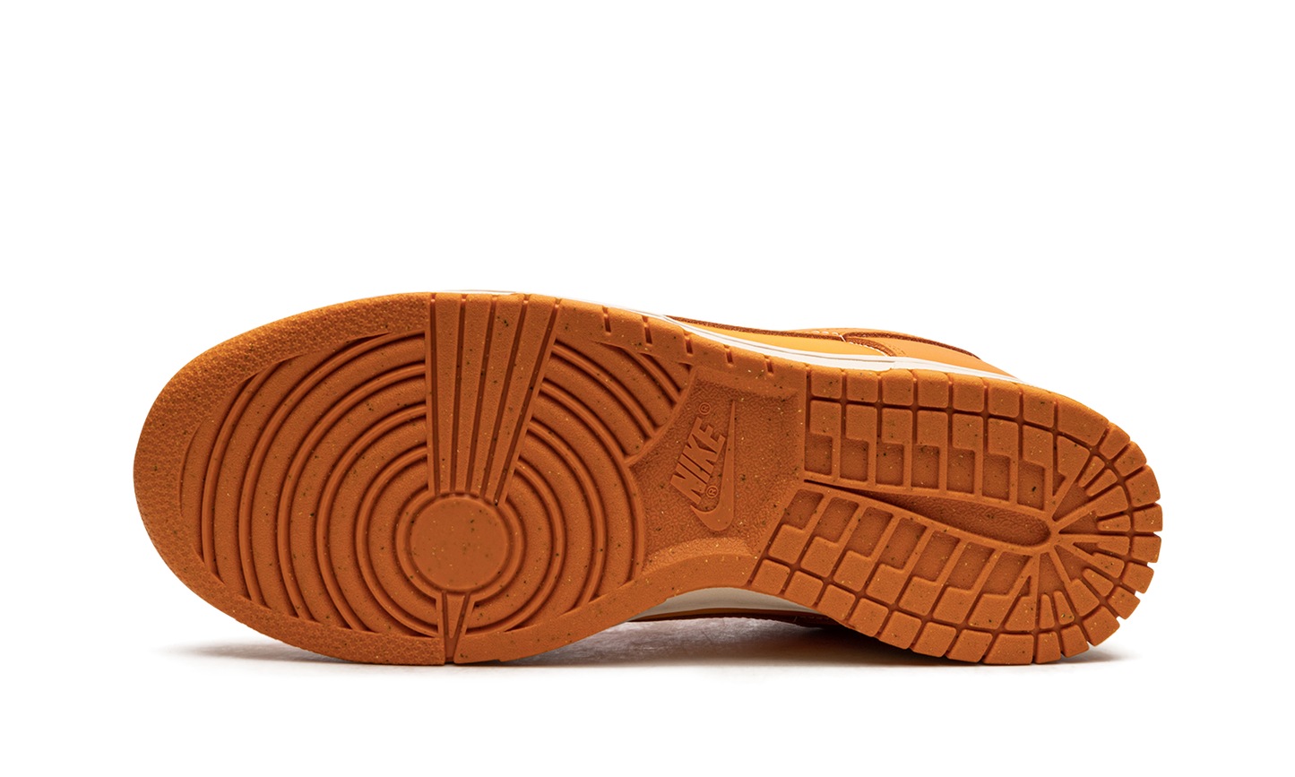 DUNK LO MNS WMNS  Magma Orange