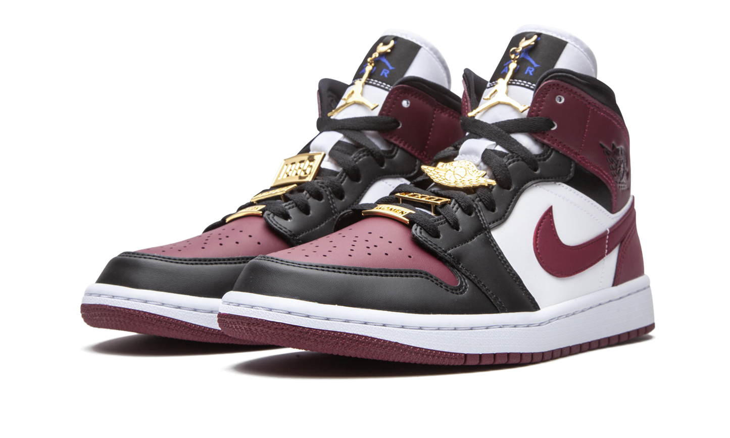 AIR JORDAN 1 MID SE WMNS  Gold Pendants