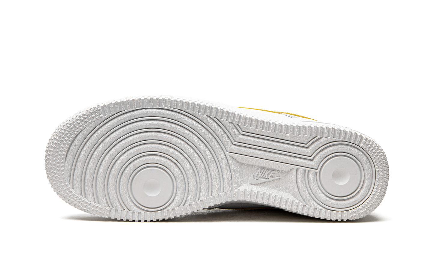 AIR FORCE 1 LO MNS WMNS  White / Saturn Gold