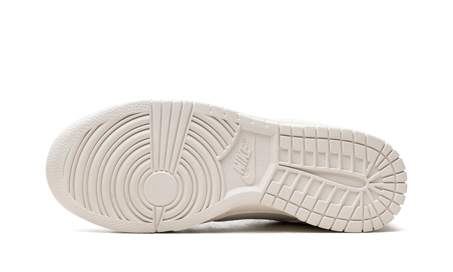 DUNK LOW WMNS  Ridescent Swoosh