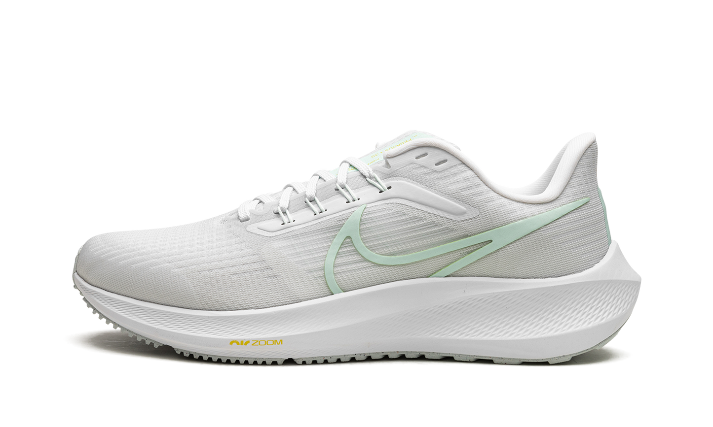 AIR ZOOM PEGASUS 39 MNS WMNS  Barely Green
