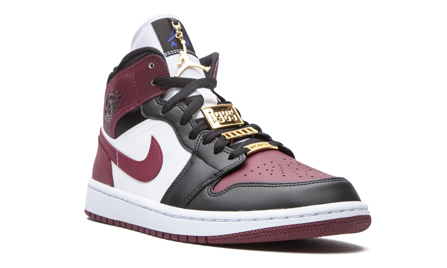 AIR JORDAN 1 MID SE WMNS  Gold Pendants