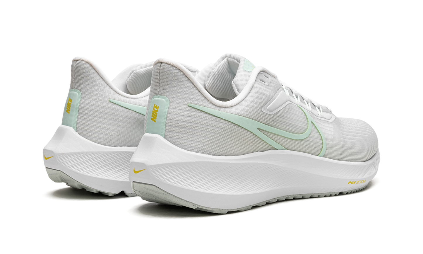 AIR ZOOM PEGASUS 39 MNS WMNS  Barely Green