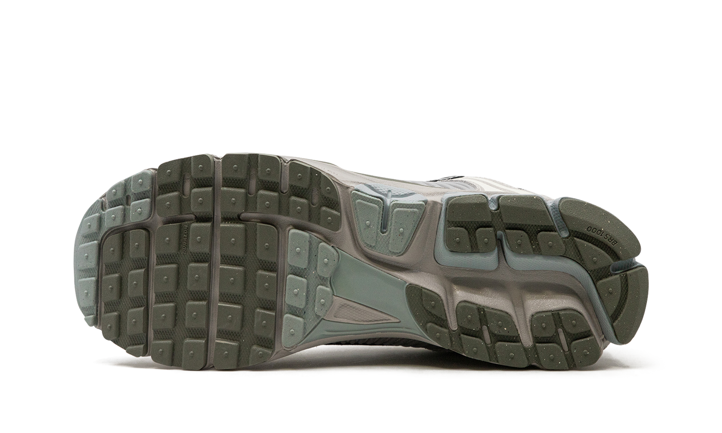 Air Zoom Vomero 5  Light Orewood Brown