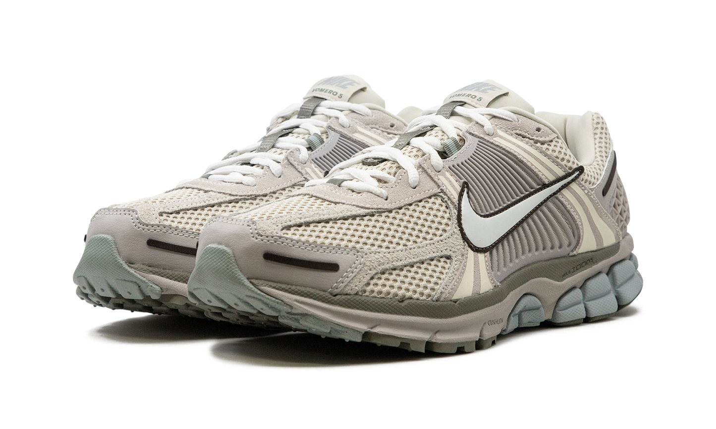 Air Zoom Vomero 5  Light Orewood Brown