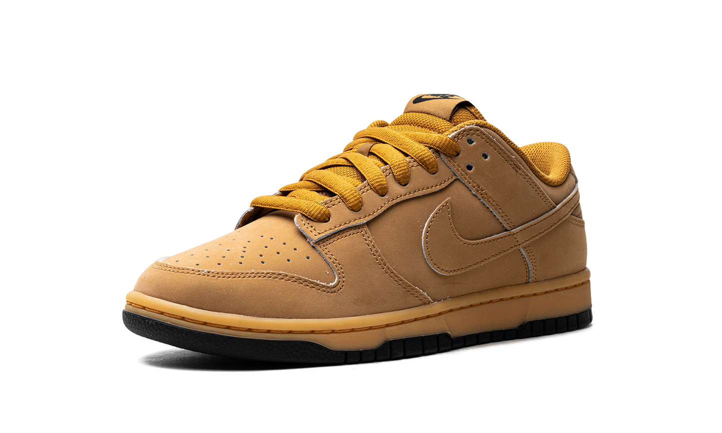 Dunk Low Retro SE  Wheat Gum