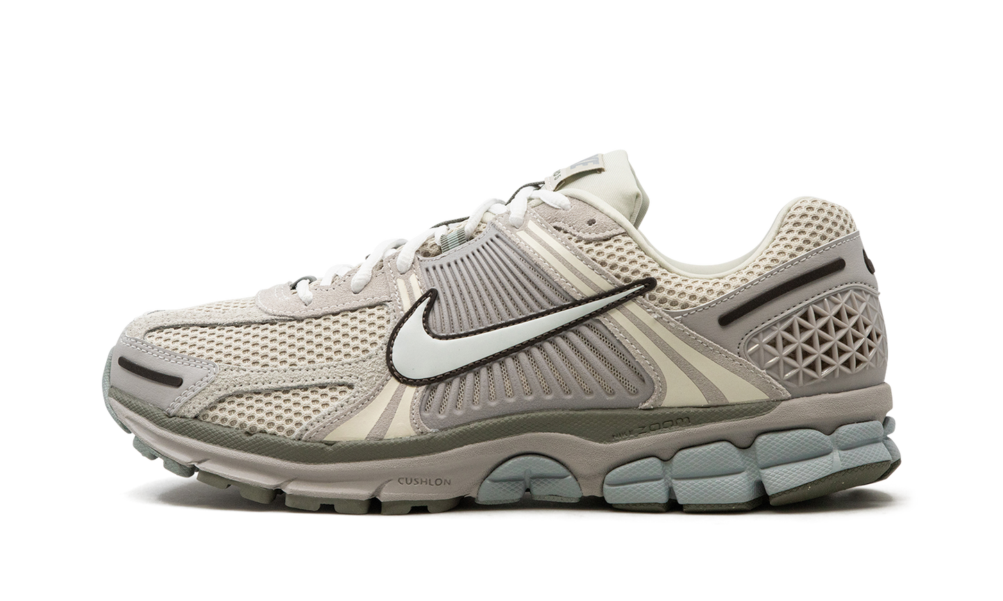 Air Zoom Vomero 5  Light Orewood Brown