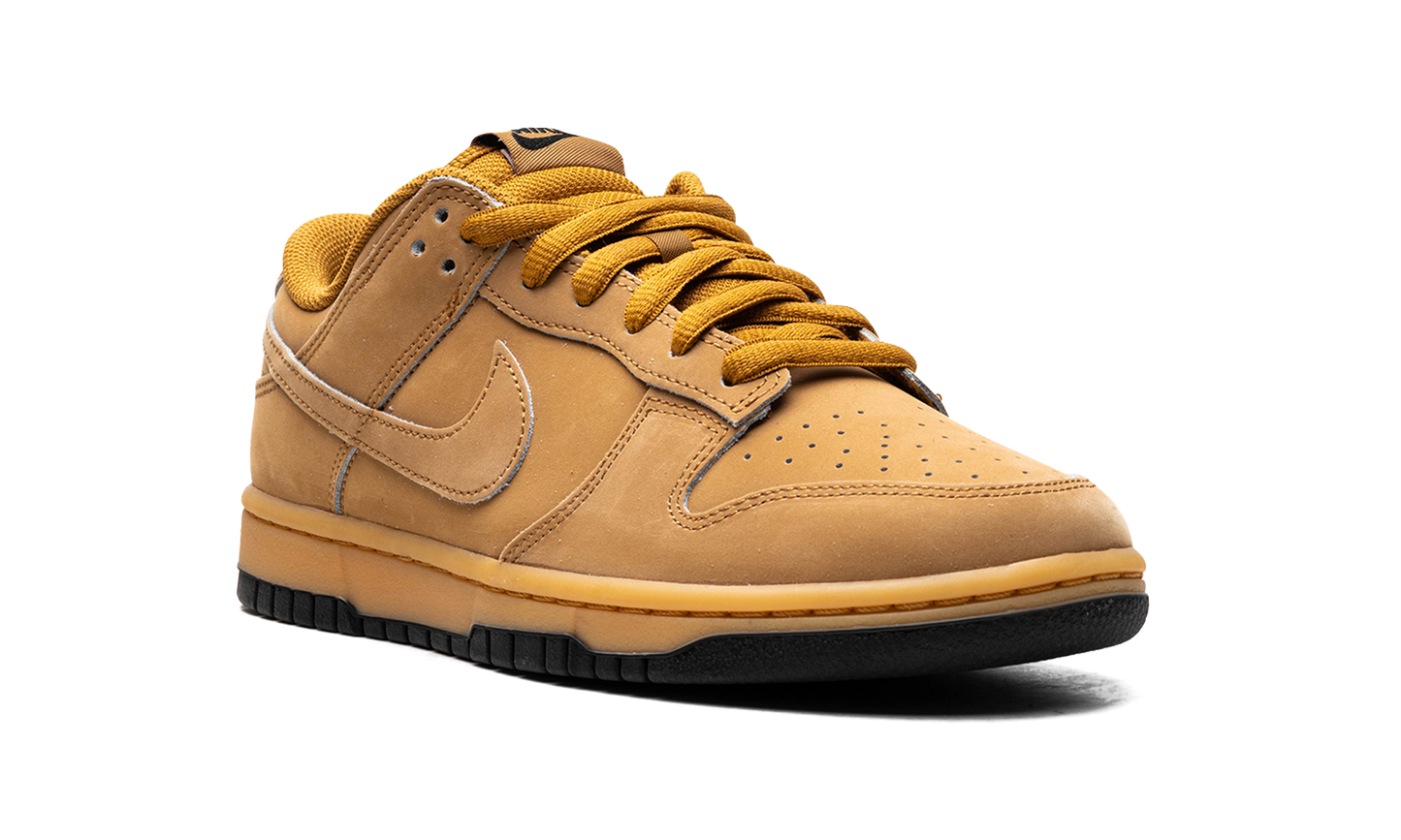 Dunk Low Retro SE  Wheat Gum