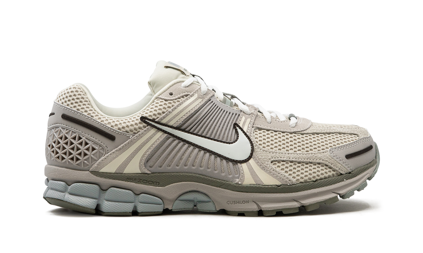 Air Zoom Vomero 5  Light Orewood Brown