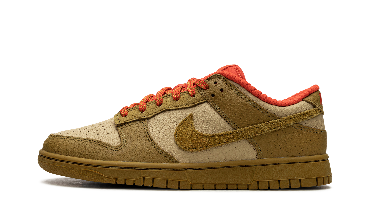DUNK LOW WMNS  Bronzine Picante Red