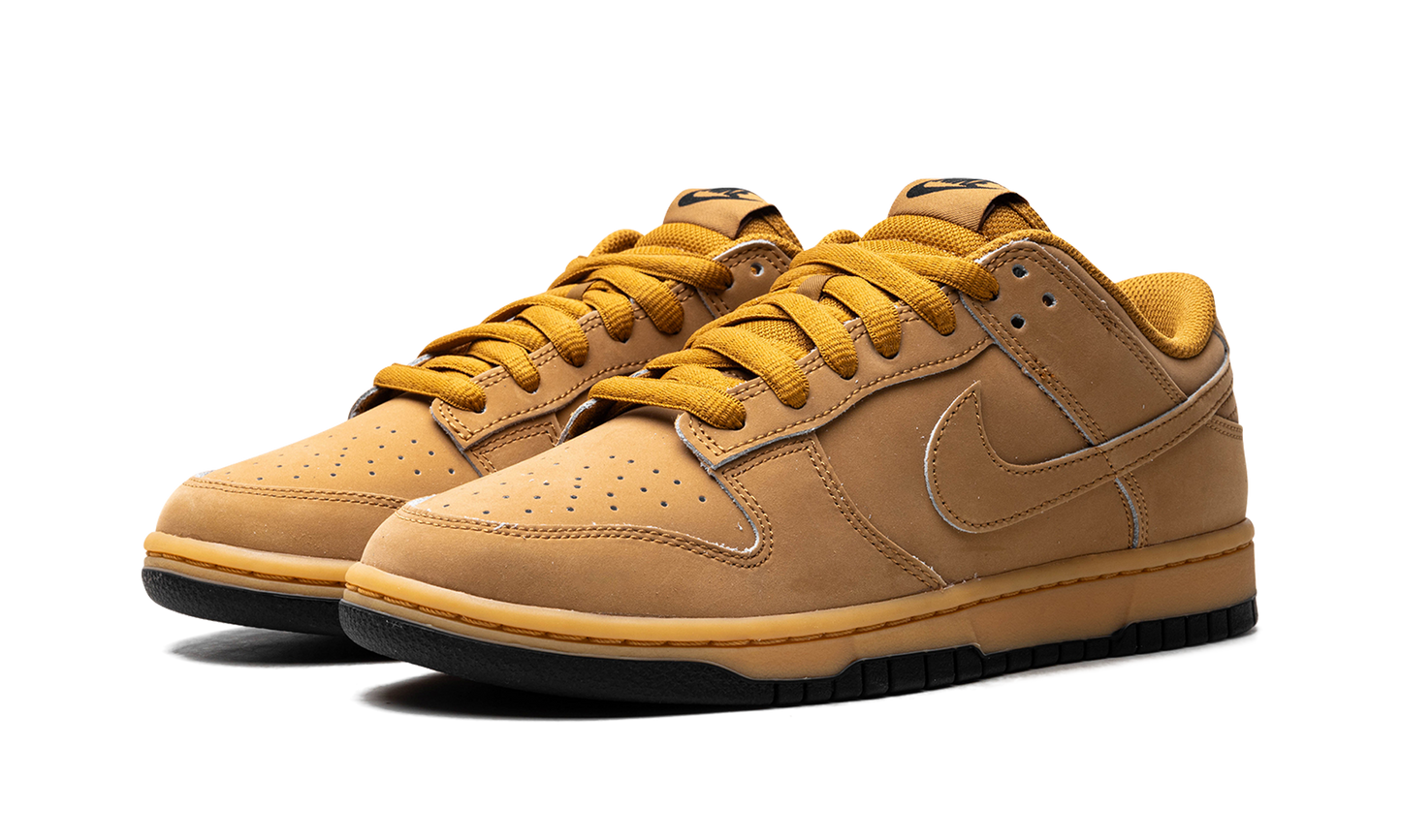 Dunk Low Retro SE  Wheat Gum