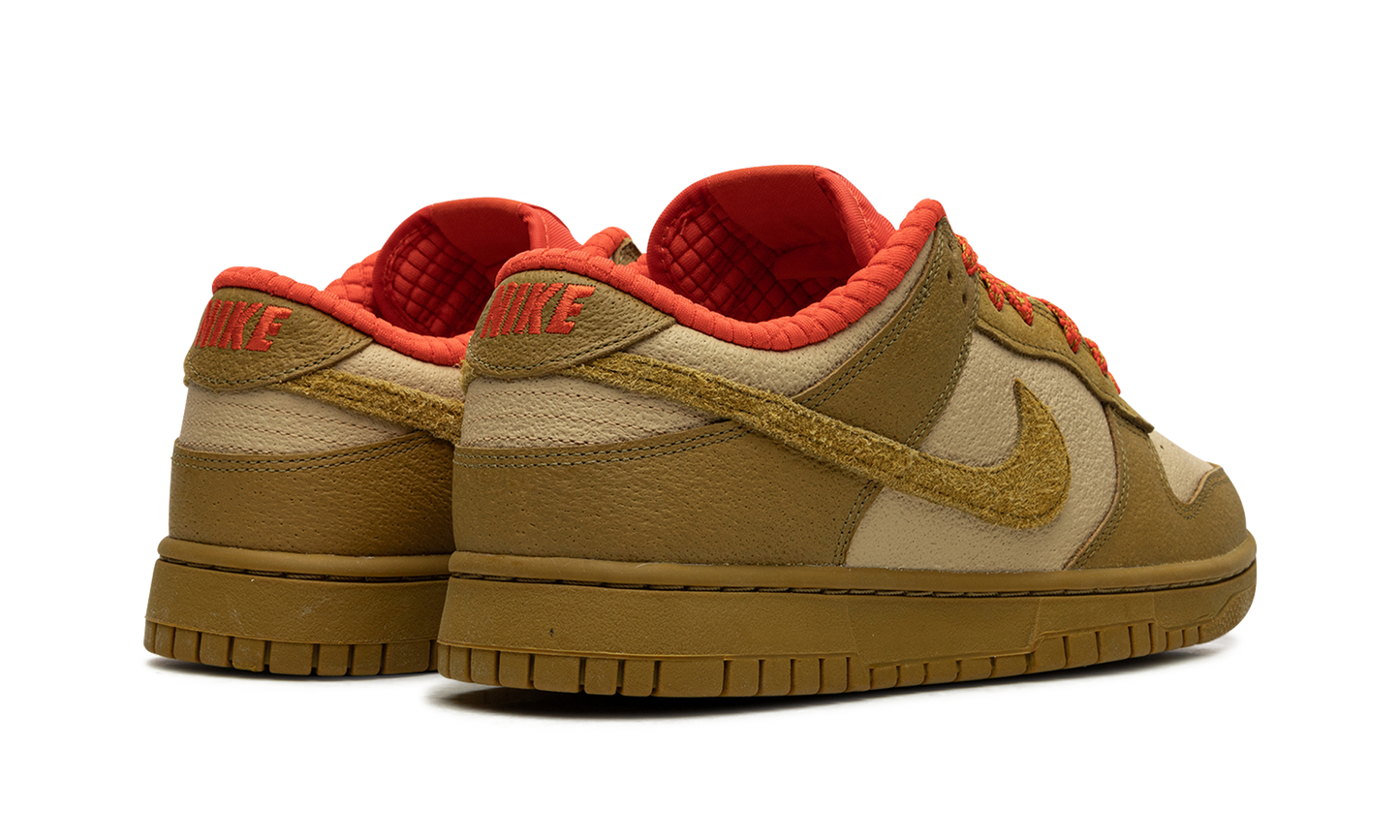 DUNK LOW WMNS  Bronzine Picante Red