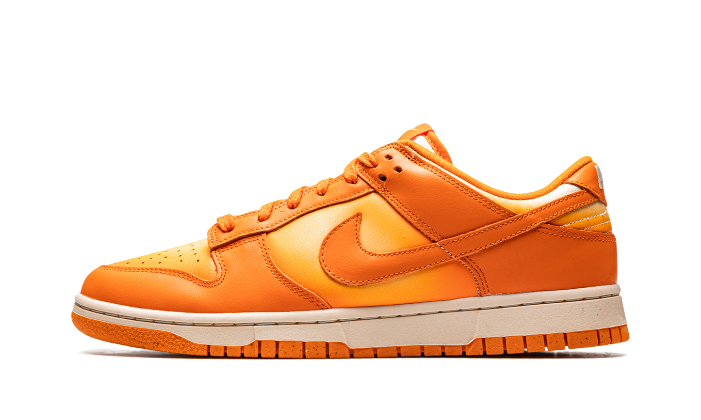 DUNK LO MNS WMNS  Magma Orange