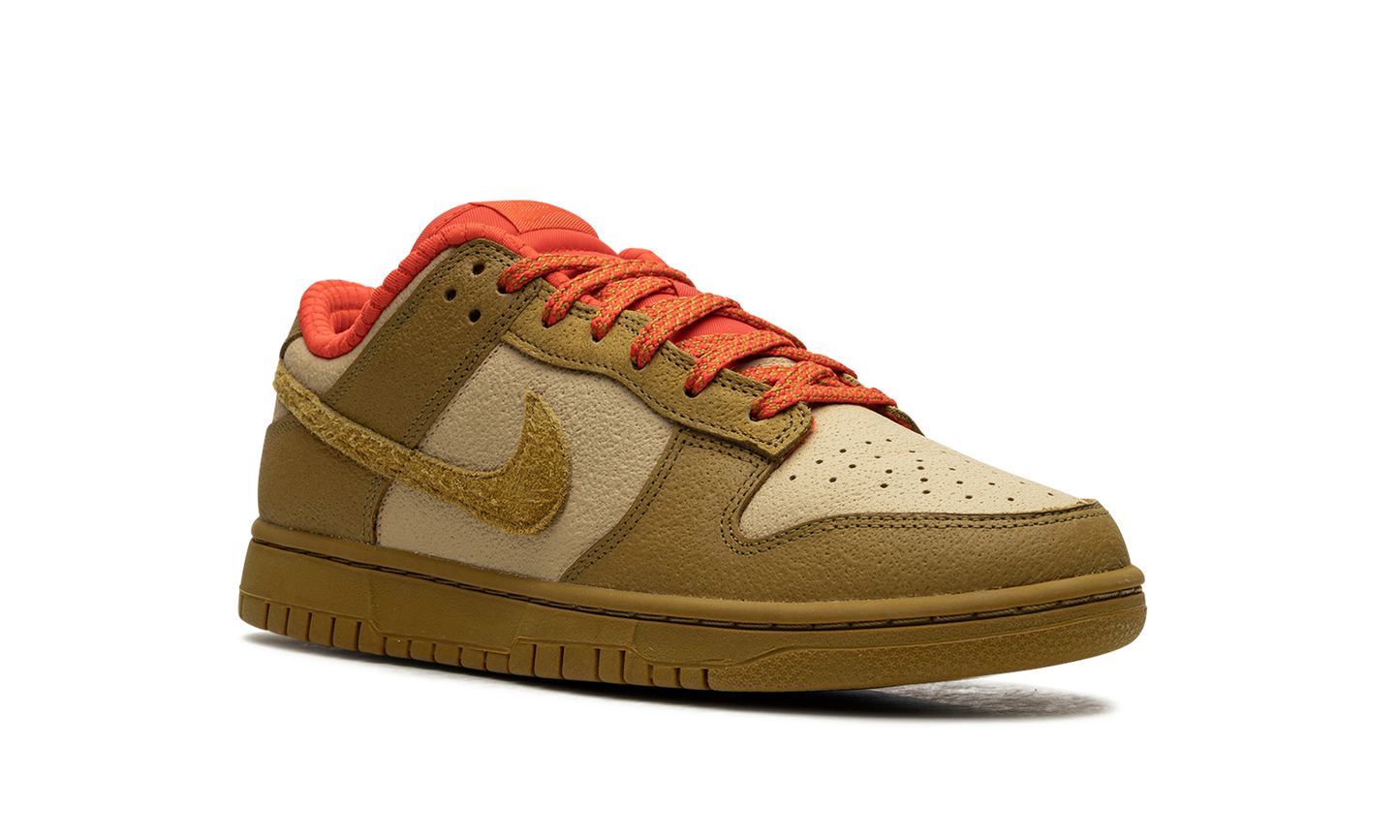 DUNK LOW WMNS  Bronzine Picante Red