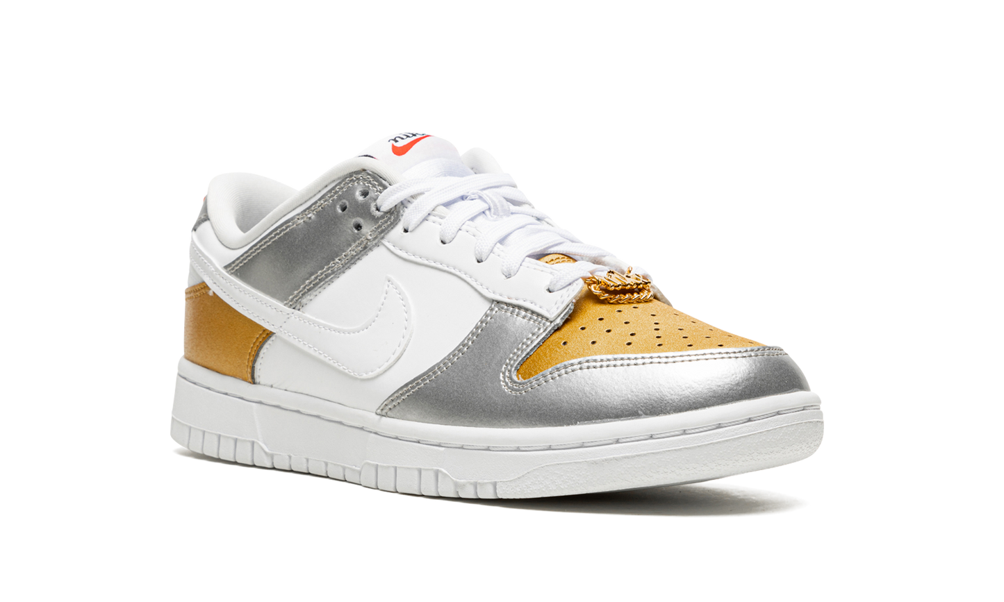 DUNK LOW WMNS  Gold White Silver