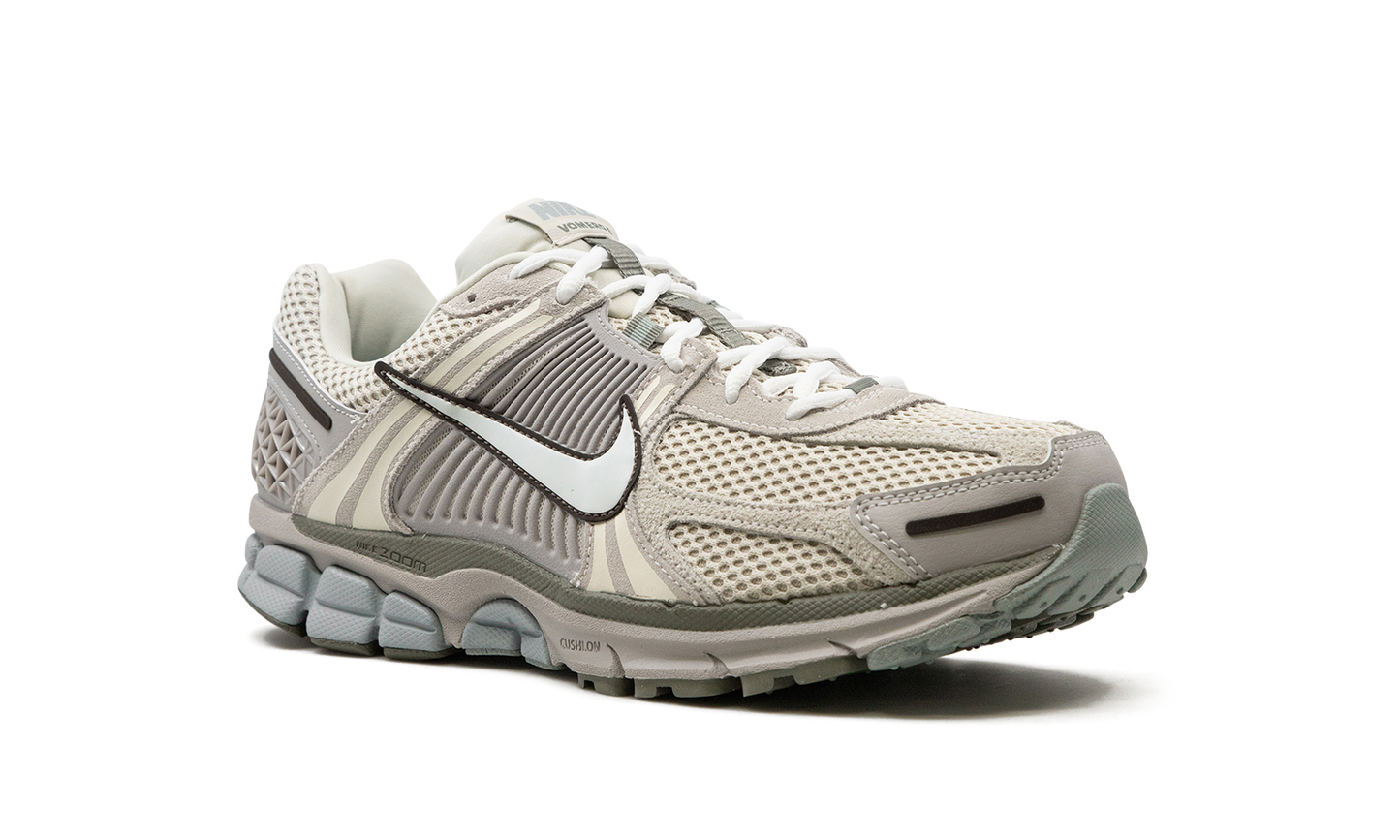 Air Zoom Vomero 5  Light Orewood Brown